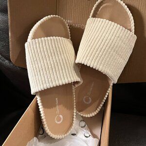 Journee Size 8 1/2 cream slide